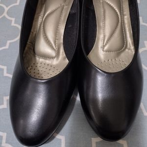 SOFT STYLE BLACK PUMPS